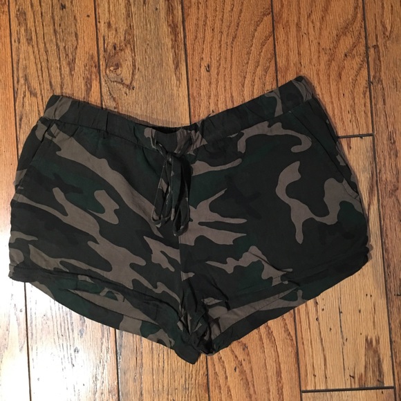 Camo sanctuary shorts with draw string. - Picture 2 of 4